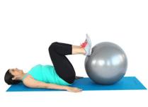 Вежби за тонирање на нозете со топка за стабилност